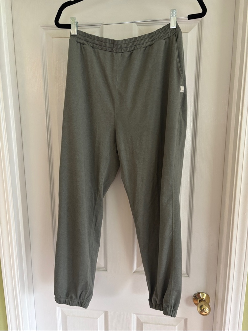 Vuori women’s sweatpants NWOT 💚🩶